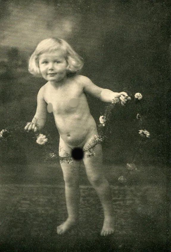 Elisabeth Hecker (German, 1895-1986) Print: Elisabeth Hecker (German, 1895-1986) Print. Kinderkat. Printed in 1915. 6.00 x 4.00 inches Not hand-signed unless otherwise stated. Photomechanical Print. Lots that contain nudity have been partially