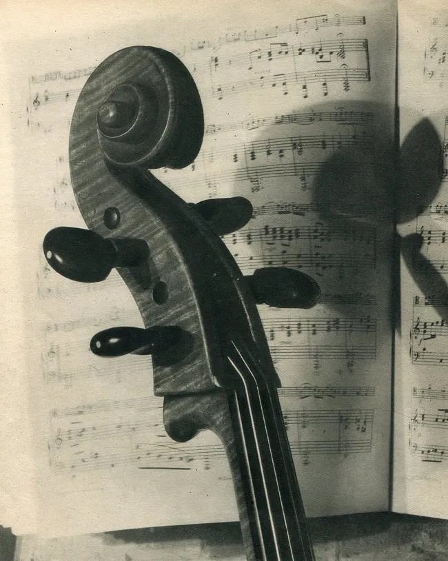 Andre Vigneau (France, 1892-1968) Print: Andre Vigneau (France, 1892-1968) Print. Bass. Printed in 1930. 7.00 x 8.50 inches Not hand-signed unless otherwise stated. Photomechanical Print. Lots that contain nudity have been partially obscured