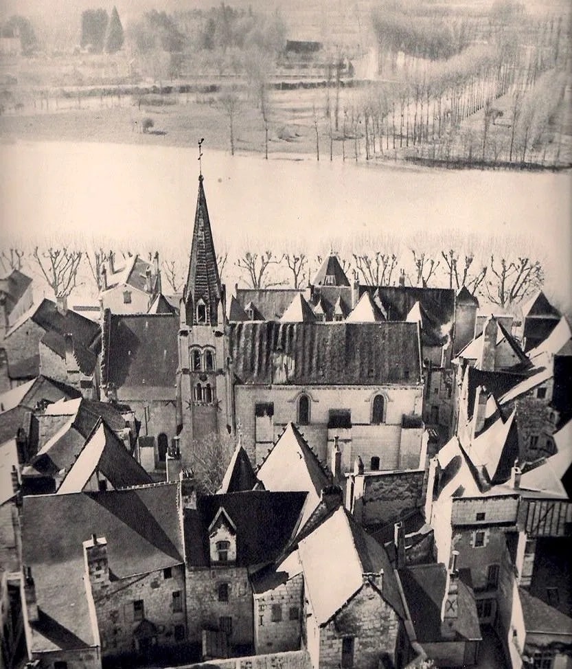 Robert Poznanski Print: Robert Poznanski Print. Chinon sur la Vienne. Printed in 1940. 9.00 x 10.00 inches Not hand-signed unless otherwise stated. Photomechanical Print. Lots that contain nudity have been partially obscured