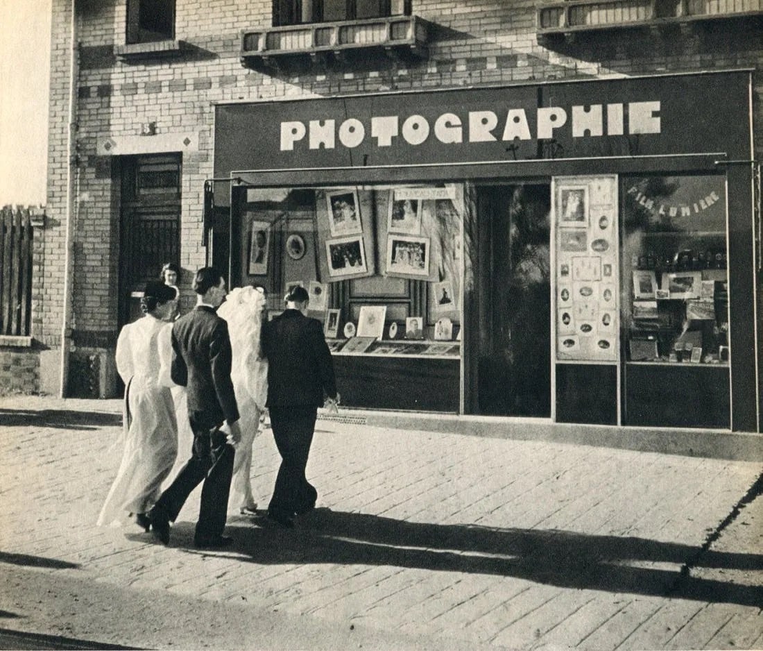 Robert Doisneau (French, 1912-1994) Print: Robert Doisneau (French, 1912-1994) Print. Photographie Studio. Printed in 1947. 8.50 x 7.00 inches Not hand-signed unless otherwise stated. Photomechanical Print. Lots that contain nudity have been p