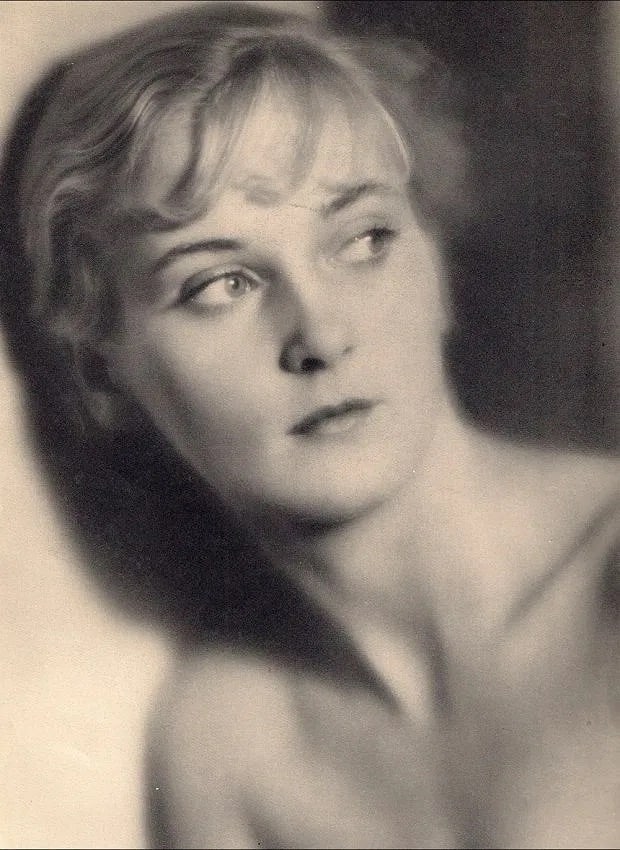 Laure Albin-Guillot (French, 1879-1962) Print: Laure Albin-Guillot (French, 1879-1962) Print. Mrs Hubbel. Printed in 1931. 6.50 x 9.00 inches. Not hand-signed unless otherwise stated. Photomechanical Print. Lots that contain nudity have been parti
