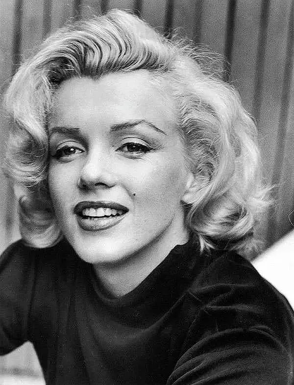 Alfred Eisenstaedt (German-American, 1898-1995) Print: Alfred Eisenstaedt (German-American, 1898-1995) Marilyn Monroe Print. 23.00 x 30.00 inches. At Home. Photomechanical Print. Lots that contain nudity have been partially obscured in the listing; unblur