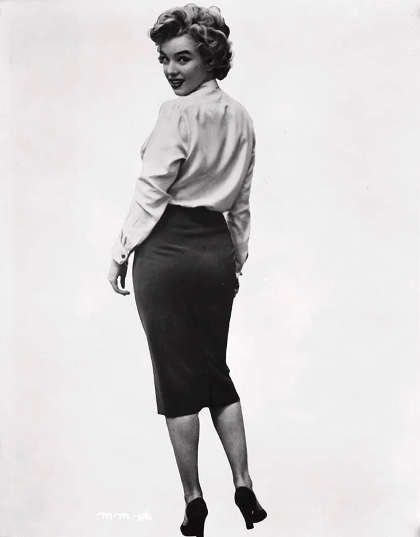 Marilyn Monroe (American, 1926-1962) Print: Marilyn Monroe (American, 1926-1962) Print. Marilyn Monroe. Photomechanical Print. Lots that contain nudity have been partially obscured in the listing; unblurred images are available upon request.