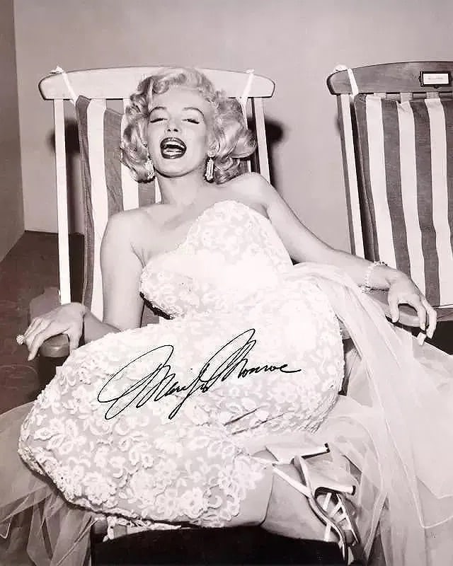 Marilyn Monroe Facismile Photo: Marilyn Monroe Signed Photo. Signed in the print. Photomechanical Print. Lots that contain nudity have been partially obscured in the listing; unblurred images are available upon request. Unless expli