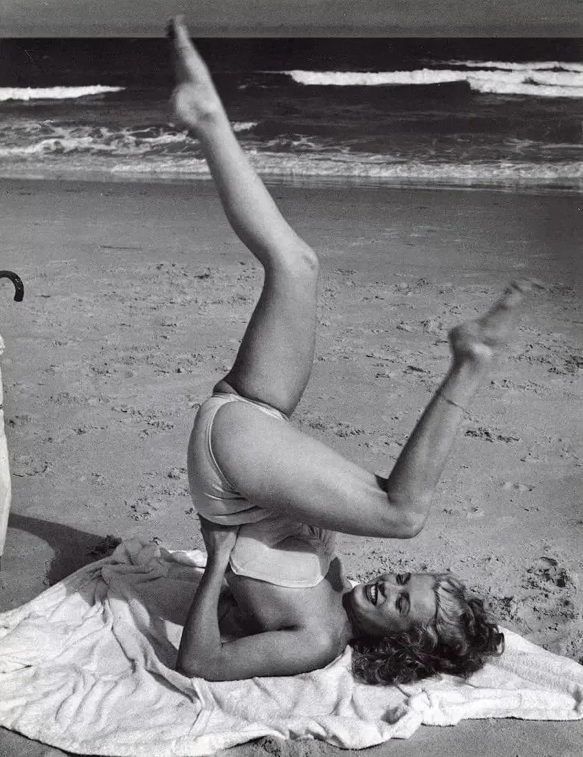 Andre De Dienes (Hungarian-American, 1913-1985) Print: Andre De Dienes (Hungarian-American, 1913-1985) Marilyn Monroe, "1985" Print. 9.40 x 12.25 inches. Photomechanical Print. Lots that contain nudity have been partially obscured in the listing; unblurre