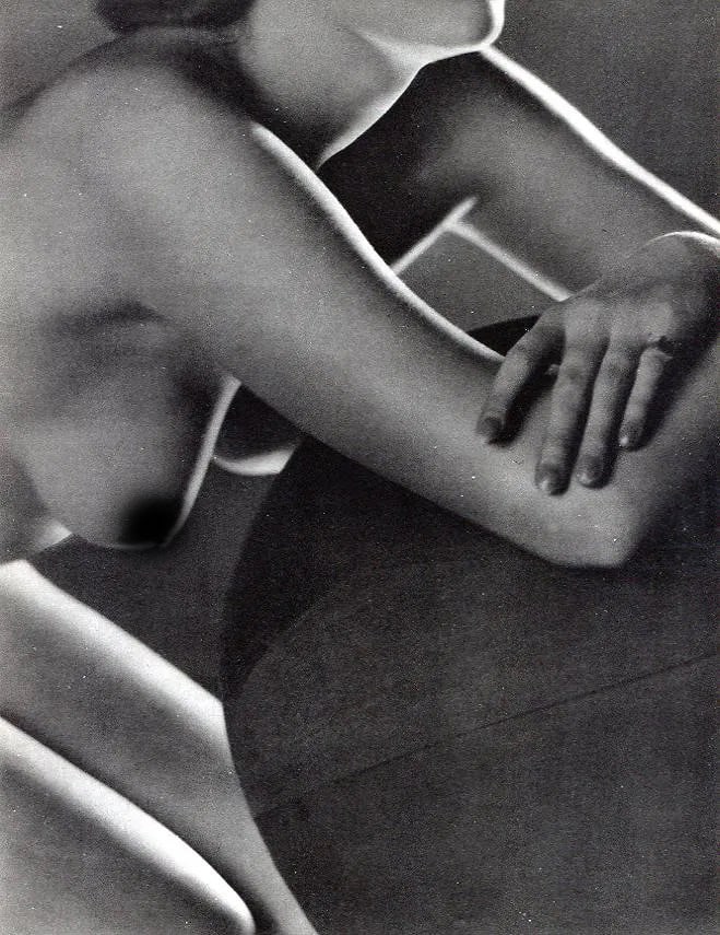 Foto 32 Print: Foto 32 Print. Printed in 1934, United Kingdom. 6.00 x 8.00 inches. Not hand-signed unless otherwise stated. Photomechanical Print. Lots that contain nudity have been partially obscured in the