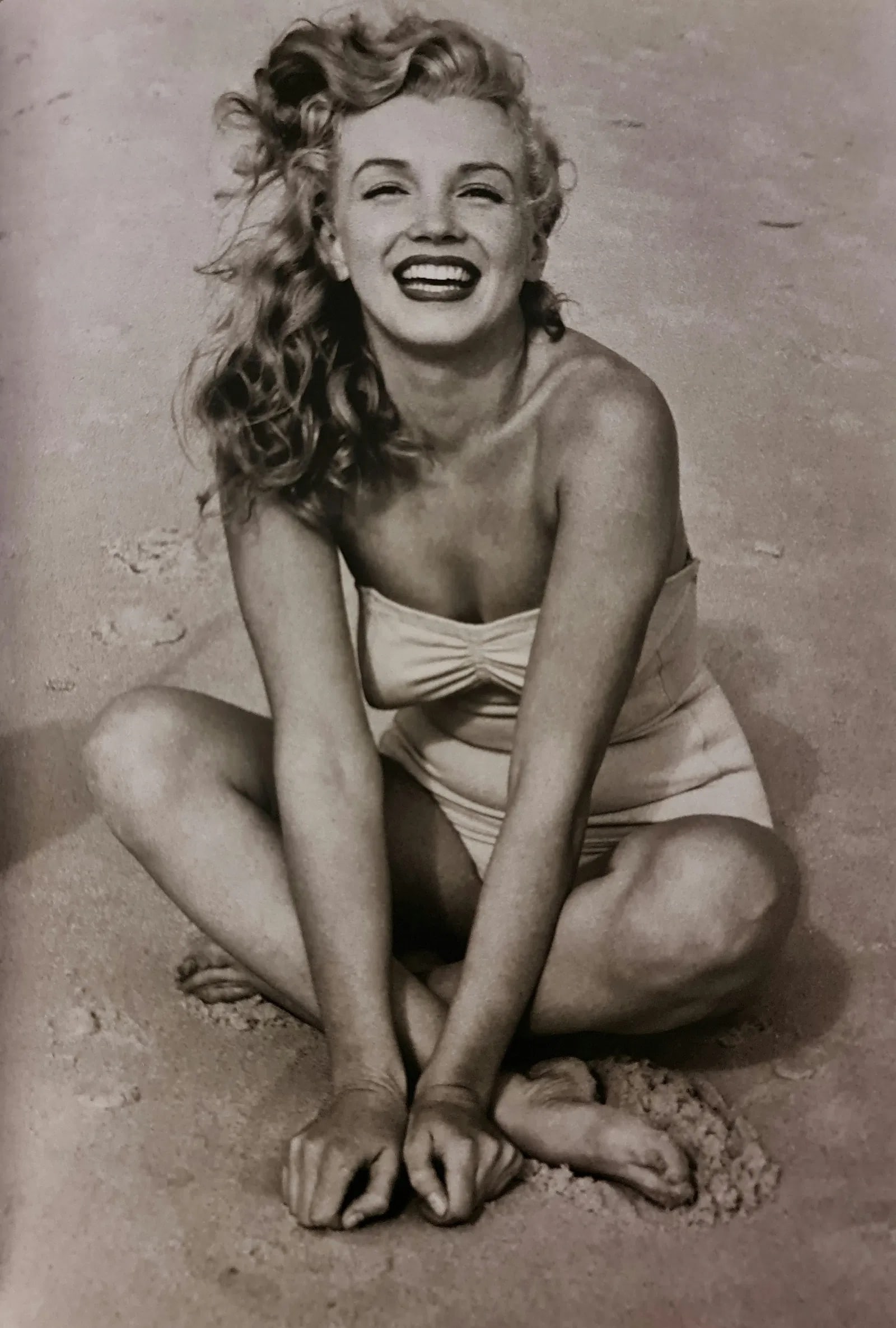 Marilyn Monroe (American, 1926-1962) Print: Marilyn Monroe (American, 1926-1962) Print. Alfred Eisenstaedt, Best Photography. Printed in 2000, Italy. 7.50 x 11.50 inches. Not hand-signed unless otherwise stated. Photomechanical Print. Lots