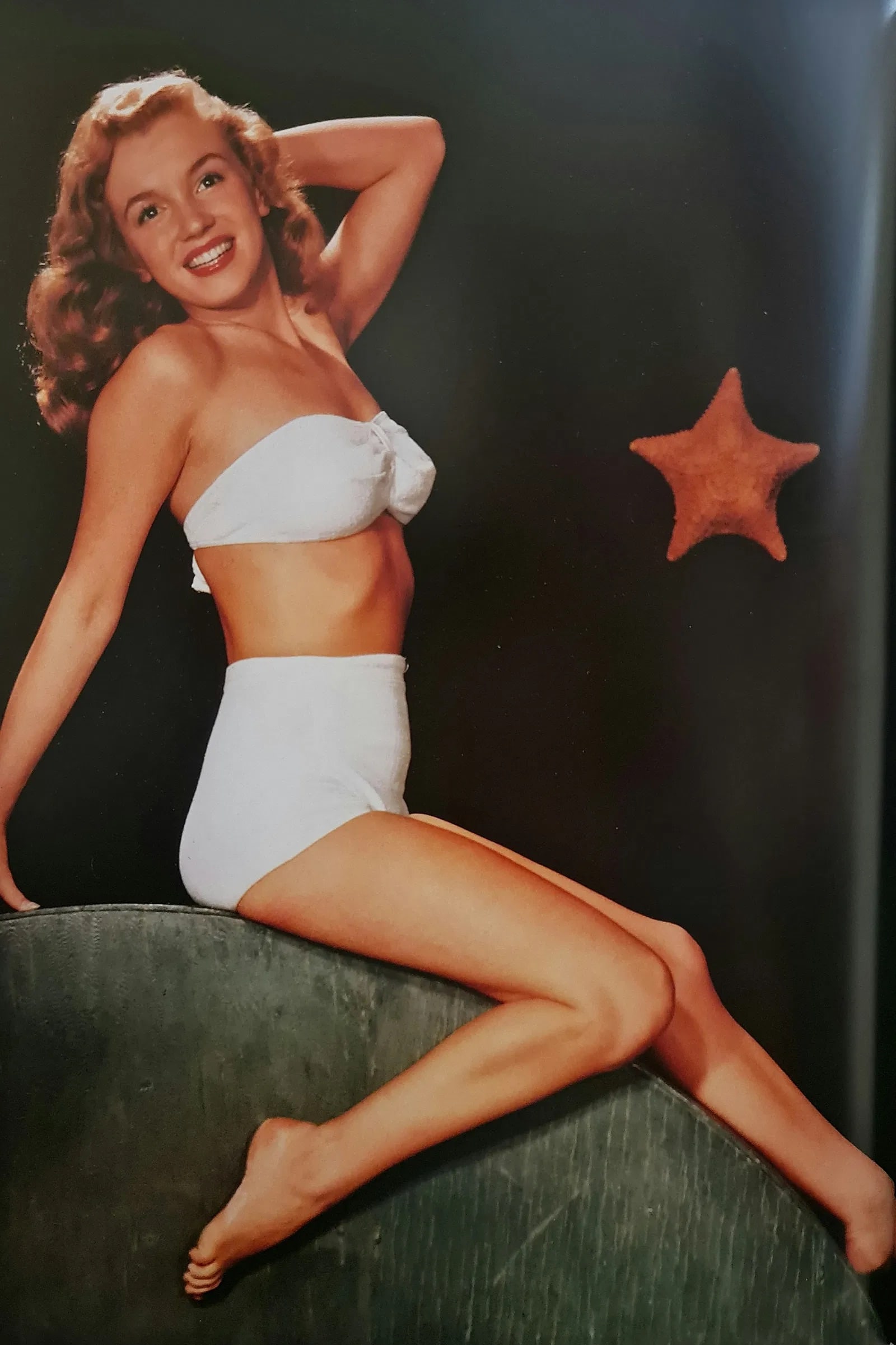 Marilyn Monroe (American, 1926-1962) Print: Marilyn Monroe (American, 1926-1962) Print. Alfred Eisenstaedt, Best Photography. Printed in 2000, Italy. 7.50 x 11.50 inches. Not hand-signed unless otherwise stated. Photomechanical Print. Lots