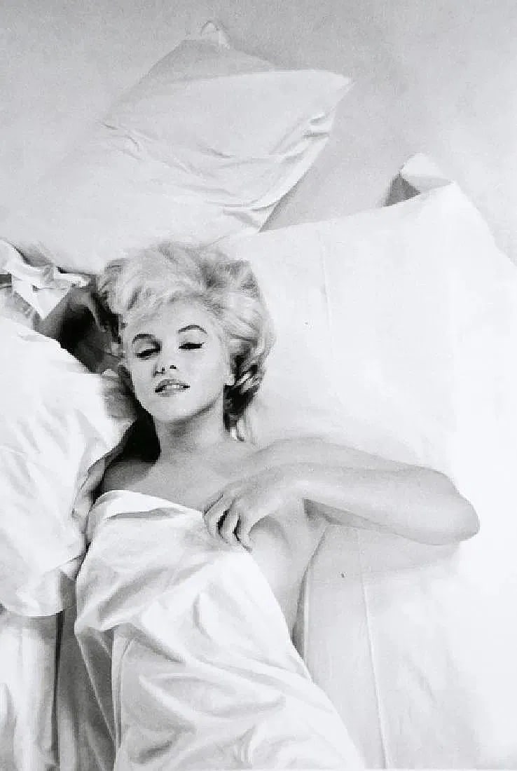 Eve Arnold (American, 1912-2012) Print: Eve Arnold (American, 1912-2012) Print. Marilyn Monroe, Hollywood, "1960". Printed in 2008, USA. 5.90 x 8.50 inches. Not hand-signed unless otherwise stated. Photomechanical Print. Lots that contain