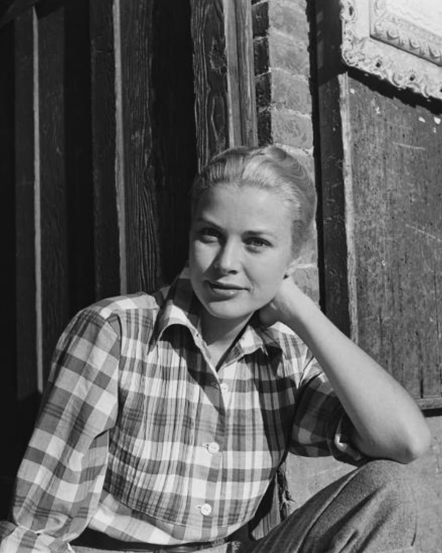 Grace Kelly (American, 1929-1982) Print: Grace Kelly (American, 1929-1982) Print. 15.00 x 18.50 inches. Not hand-signed unless otherwise stated. Photomechanical Print. Lots that contain nudity have been partially obscured in the listing;