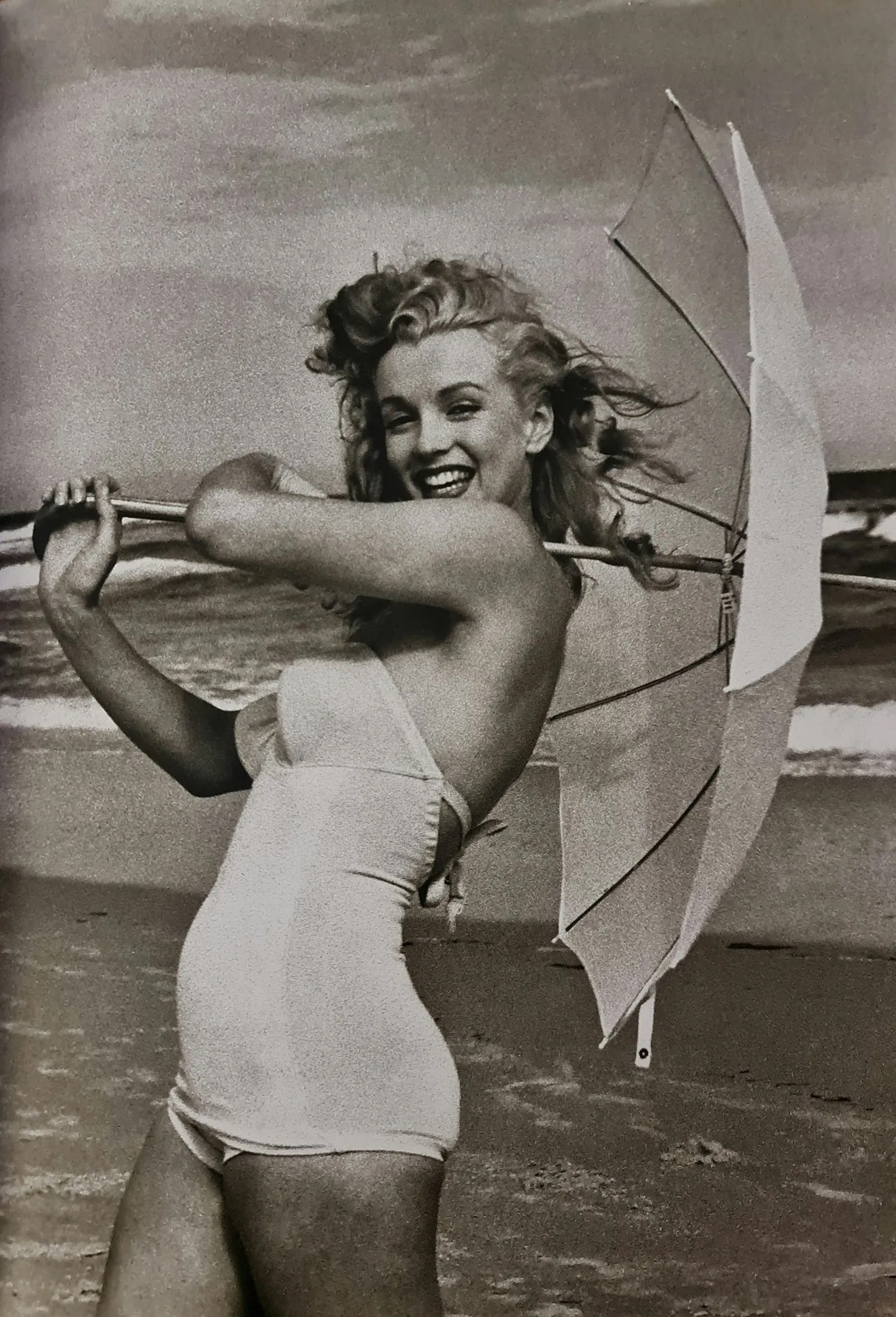 Marilyn Monroe (American, 1926-1962) Print: Marilyn Monroe (American, 1926-1962) Print. Alfred Eisenstaedt, Best Photography. Printed in 2000, Italy. 7.50 x 11.50 inches. Not hand-signed unless otherwise stated. Photomechanical Print. Lots
