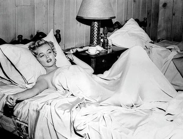 Marilyn Monroe Print: Marilyn Monroe Print. 20.00 x 15.00 inches. Taken originally in "1953", during "Niagara".Not hand-signed unless otherwise stated. Photomechanical Print. Lots that contain nudity have been partially
