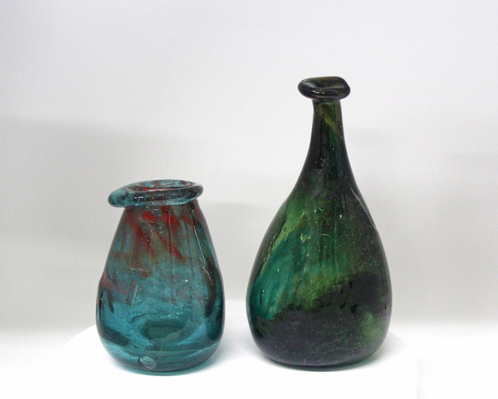 Two North American Signed Art Glass Vases (1 of 10)