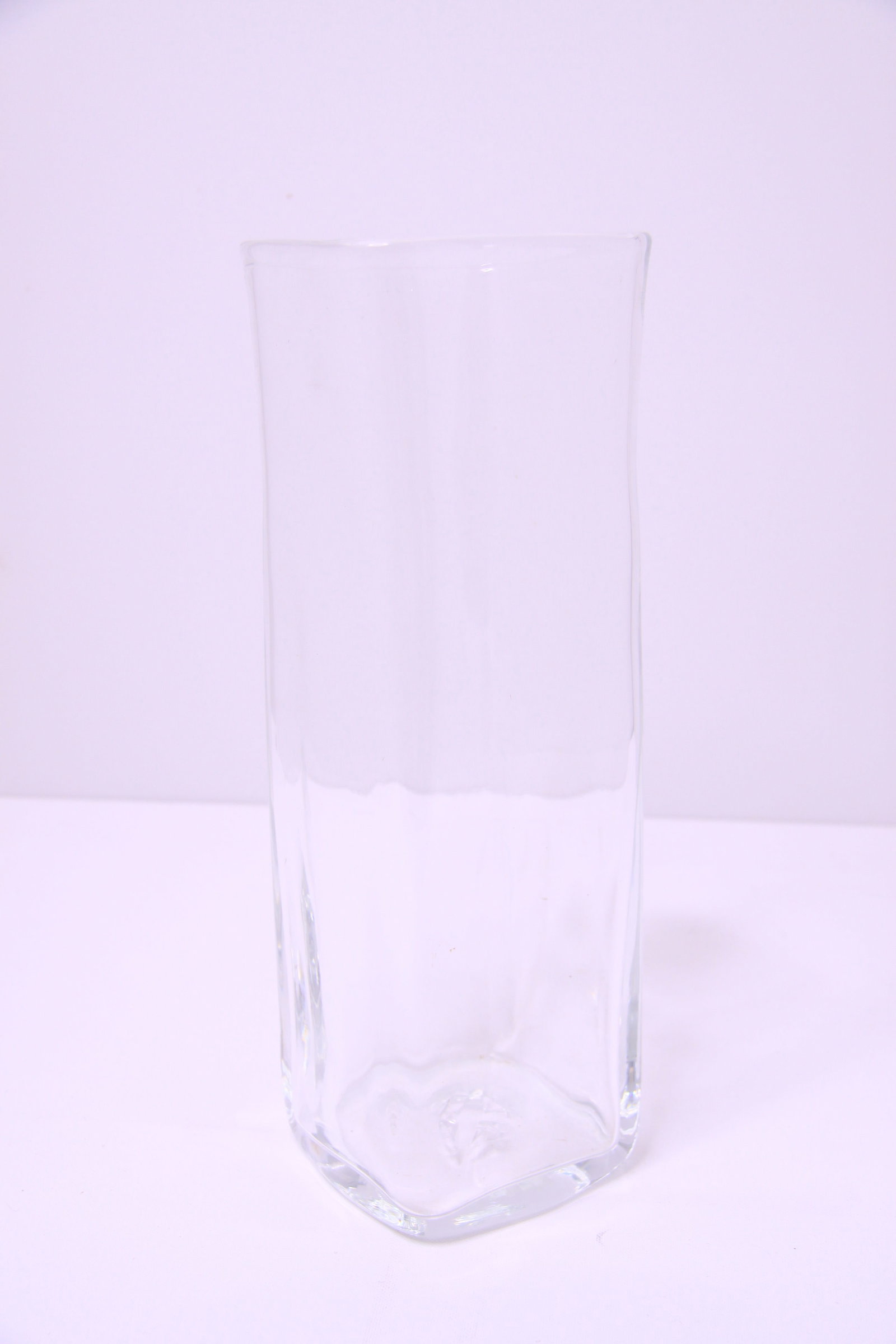 Simon Pearce 13" Vase Vermont Glassblowers: Simon Pearce 13" Vase Vermont Glassblowers, signed by Simon Pearce on base. No chips, in gently used condition. Zelma's offers in-house shipping, please inquire before checkout to ensure competitive