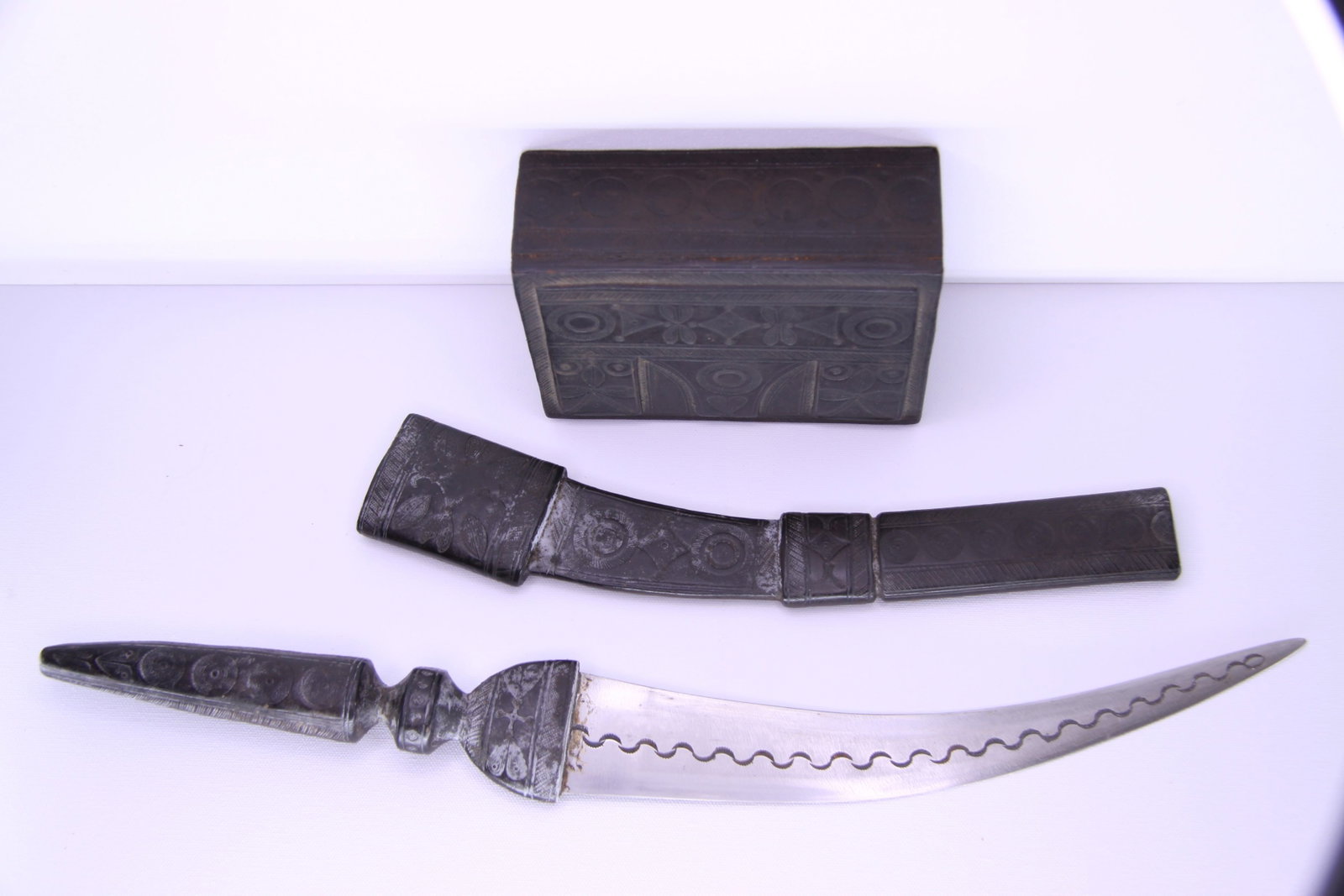 Timbuktu Mali Tuareg Long Dagger Tooled Leather Mounts Matching Box: West African long dagger or knife attributed to the Tuareg peoples of Mali, possibly the Timbuktu region, early to mid-20th century, accompanied by a matching or associated decorated leather-covered b