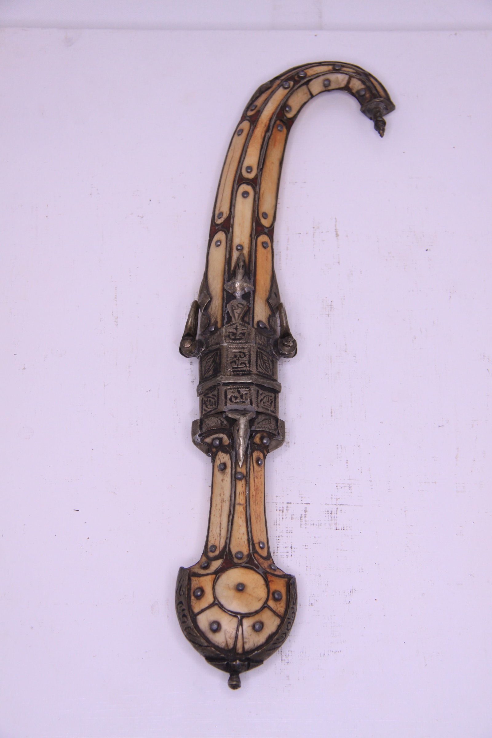 Antique Moroccan Koummya Dagger Bone-Mounted Hilt & Scabbard 19th/20th C.: Antique North African dagger of Moroccan koummya type, likely late 19th to early 20th century. Features a long, gently curved steel blade with pronounced central ridge, fitted with an elaborately cons