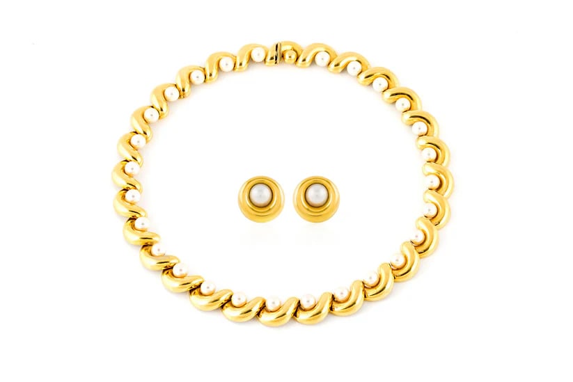 Chaumet 18k Gold Pearl Necklace Set: Vintage 1980s Chaumet necklace and earring set in 18k yellow gold with cultured pearls, signed by Chaumet, embodying refined Parisian luxury jewelry design. - Crafted in 18k yellow gold - Set with cul