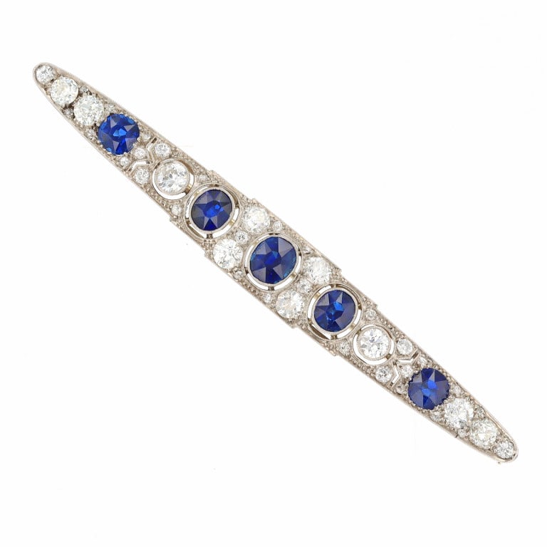 Art Deco Platinum 3.80ct Sapphire 2.20ct Diamond Pin: Antique Art Deco bar pin in platinum set with approx. 3.80 carats sapphires and approx. 2.20 carats diamonds in elegant elongated design. - Approx. 3.80 carats natural sapphires - Approx. 2.20 carats