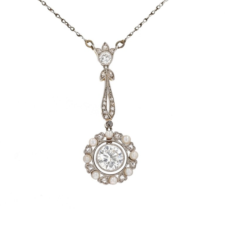 Edwardian Platinum Gold Diamond Pearl Necklace: Edwardian necklace crafted in platinum and gold, featuring a central pearl and approx. 1.00 carat of diamonds in an elegant openwork design pendant. - Diamond weight: approx. 1.00 carat - Central pear