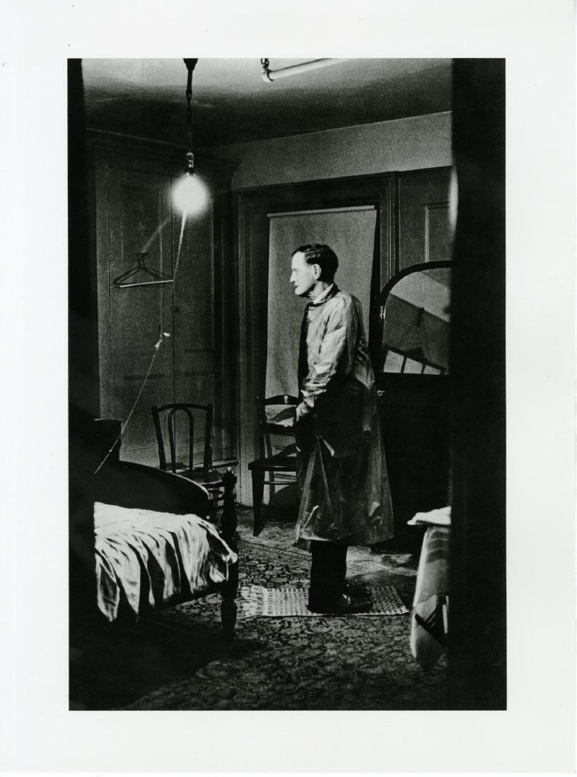 DIANE ARBUS - Backwards Man in His Hotel Room, New: Diane Arbus (American, 1923-1971). "Backwards Man in His Hotel Room, New York". Original photogravure. 1961. Printed 1978. Stamped with photographer's name, verso. High-grade archival paper. Ample mar