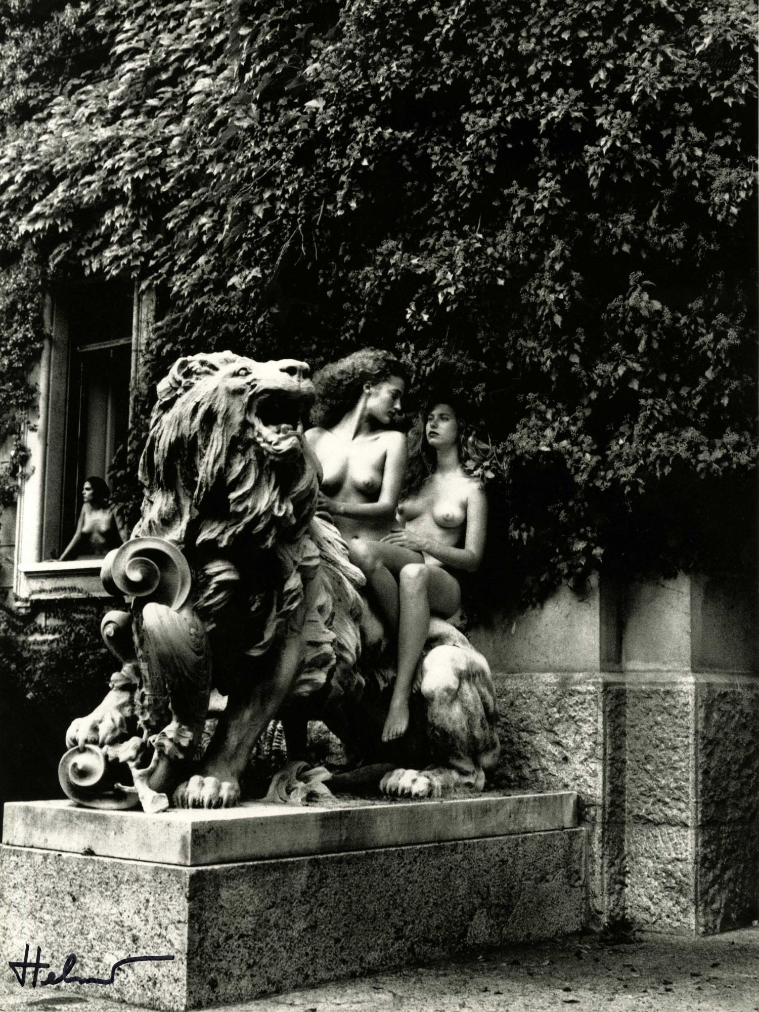 HELMUT NEWTON - In Front of Visconti's Family House, Lake Como - Original vintage photolithograph (1 of 1)