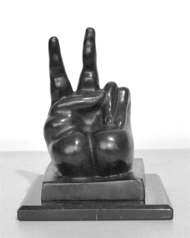 FERNANDO BOTERO [ATTRIB] - Bronze sculpture with: Fernando Botero [attrib] (Columbian, b.1932). "La Mano II". Bronze sculpture with dark brown patina. 1987. Inscribed "F. Botero" and dated "1987". Edition of six. Fine, qualty casting. Fine condition,