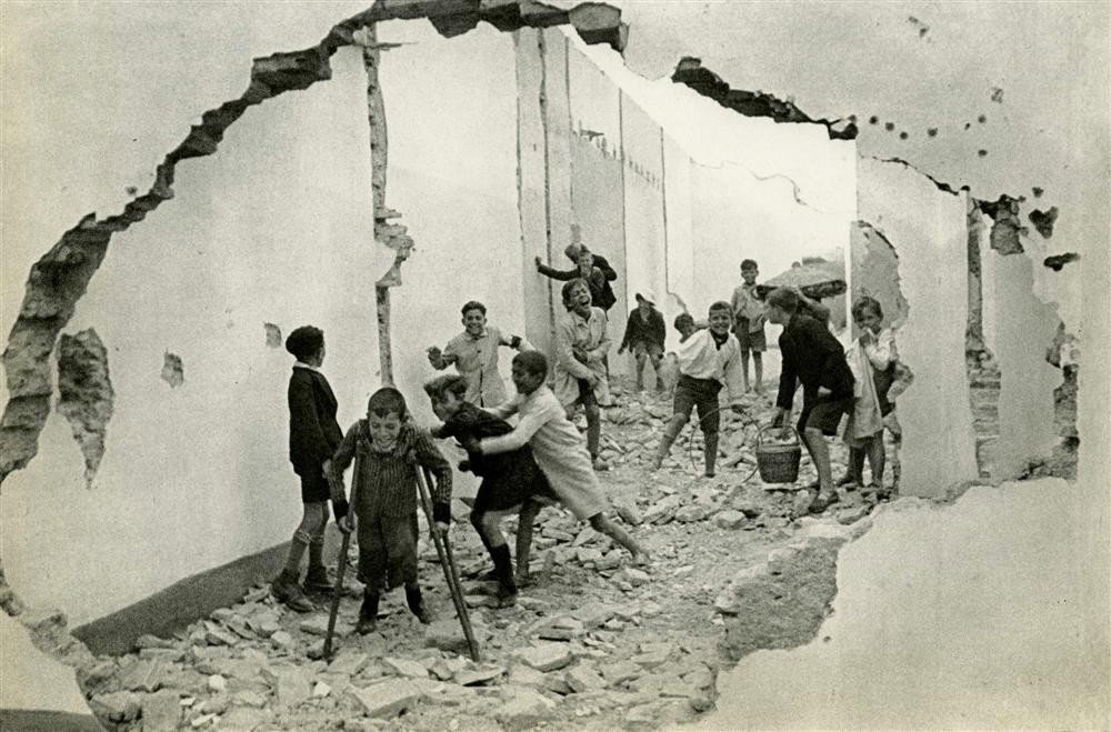 HENRI CARTIER-BRESSON - Original vintage photograv: Henri Cartier-Bresson (French, 1908 - 2004). "Seville". Original vintage photogravure. 1933. Printed 1953. Image size: 6 5/8 x 10 in. (168 x 254 mm). [25072]