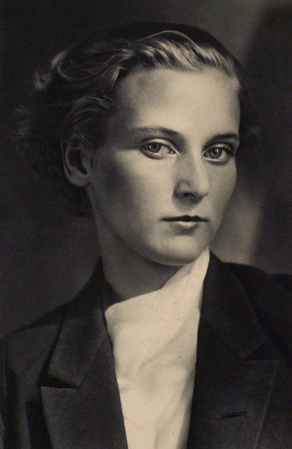 ANDRE KERTESZ - Original vintage photogravure: Andre Kertesz (Hungarian/American, 1894-1985). "Mrs. Hubbel". Original vintage photogravure. 1931. Printed 1931. Image size: 8 5/8 x 5 5/8 in. (219 x 143 mm). [22876]