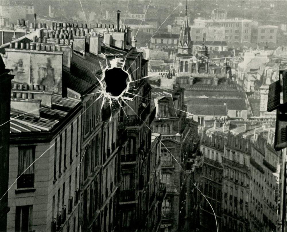ANDRE KERTESZ - Original photogravure: Andre Kertesz (Hungarian/American, 1894-1985). "Broken Plate". Original photogravure. 1929. Printed later. Very good condition. Image size: 7 1/2 x 9 1/2 in. (190 x 241 mm). [26010] {R100}