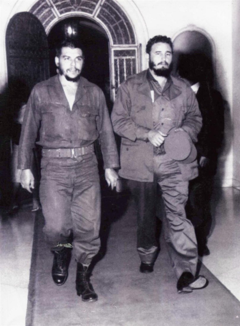 ALBERTO KORDA DIAZ GUTIERREZ - Gelatin silver: Alberto Korda Diaz Gutierrez (Cuban, 1928-2001). "Che Guevara y Fidel Castro". Gelatin silver print. 1960. Printed later. Condition: 3/8" horizontal tear in image at Guevara's right ankle; some creasi