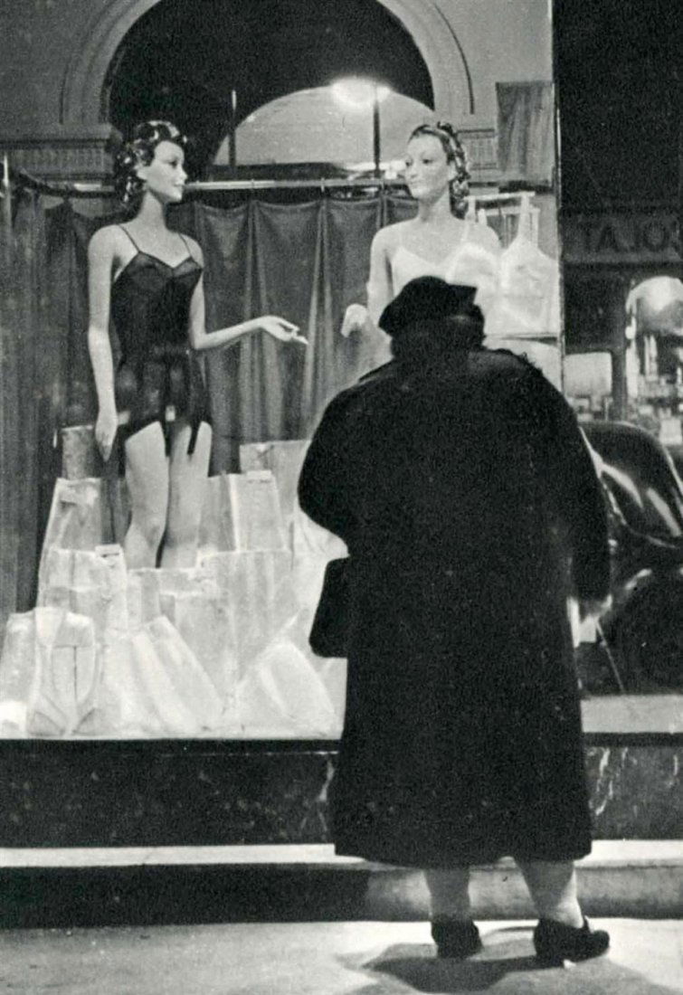 BRASSAI [gyula halasz] - Original vintage: Brassai [gyula halasz] (Hungarian/French, 1899-1984). "L'Indecise". Original vintage photogravure. c1939. Printed 1939. Image size: 5 1/16 x 3 11/16 in. (129 x 94 mm). [23861] |500| {R100} tzzz~tuzz