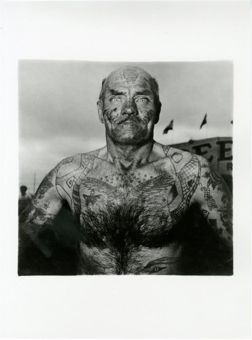 DIANE ARBUS - Original photogravure: Diane Arbus (American, 1923-1971). "Tattooed Man at a Carnival, Maryland". Original photogravure. 1970. Printed 1978. Fine condition; with tissue guard. Overall size: 15 3/4 x 11 5/8 in. (400 x 295 mm