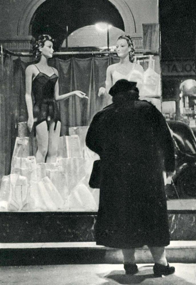 BRASSAI [gyula halasz] - Original vintage: Brassai [gyula halasz] (Hungarian/French, 1899-1984). "L'Indecise". Original vintage photogravure. c1939. Printed 1939. Image size: 5 1/16 x 3 11/16 in. (129 x 94 mm). [23861] |500| {R100} tzzz~tuzz