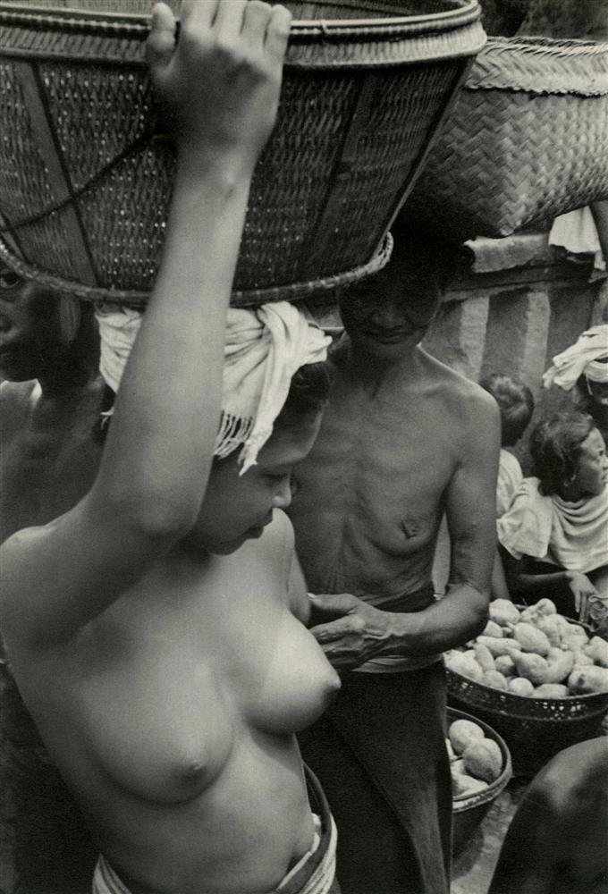 HENRI CARTIER-BRESSON - Original vintage: Henri Cartier-Bresson (French, 1908 - 2004). "Bali Nude, Indonesia". Original vintage photogravure. 1950. Printed 1953. Stamped with the photographer's name, verso. Edition unknown, presumed small. Hi
