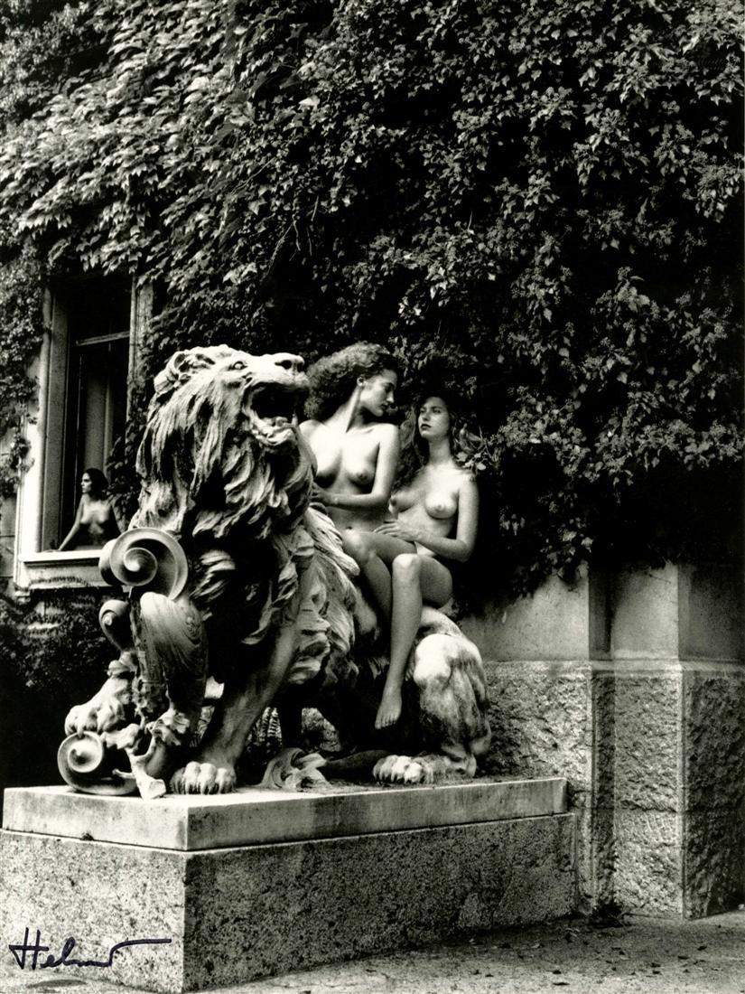 HELMUT NEWTON - In Front of Visconti's Family (1 of 1)