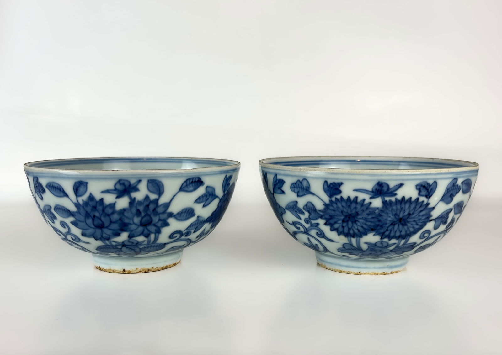 A PAIR OF BLUE AND WHITE BOWLS, LATE MING DYNASTY (1 of 7)