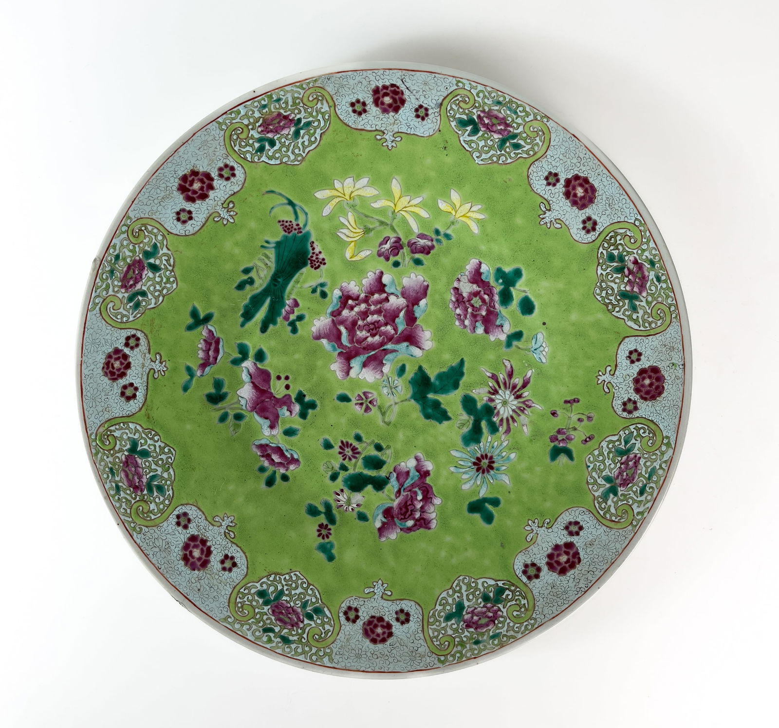 A FLORAL 'FAMILLE ROSE' PORCELAIN CHARGER, 19th C (1 of 3)