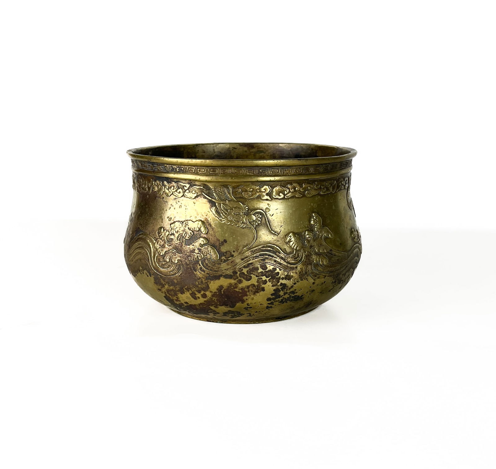 A JAPANESE BRONZE BOWL: A JAPANESE BRONZE BOWLWITH DEAGON DECORATION<14.5 CM HIGH16 MAX DIAMETER