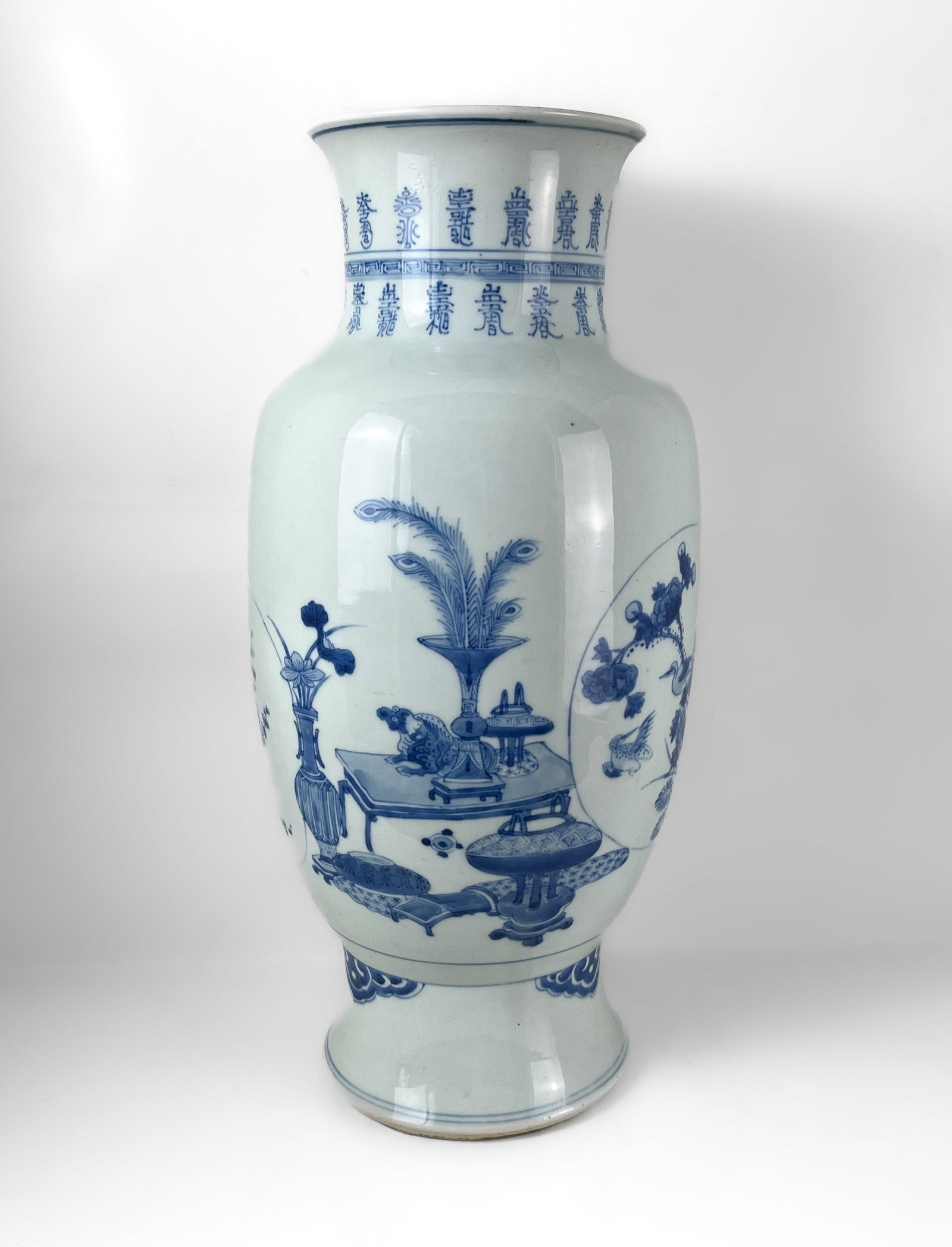 A CHINESE BLUE AND WHITE UNDERGLAZED VASE WITH 'HUNDRED ANTIQUES' AND ELEPHANT, KANGXI PERIOD: A CHINESE BLUE AND WHITE UNDERGLAZED VASE WITH 'HUNDRED ANTIQUES' AND ELEPHANT, KANGXI PERIOD 42 CM H. 15 CM BASE DIAM. TOP RIM REPAIRED - ABOUT 3 CM, OTHERWISE GOOD CONDITION