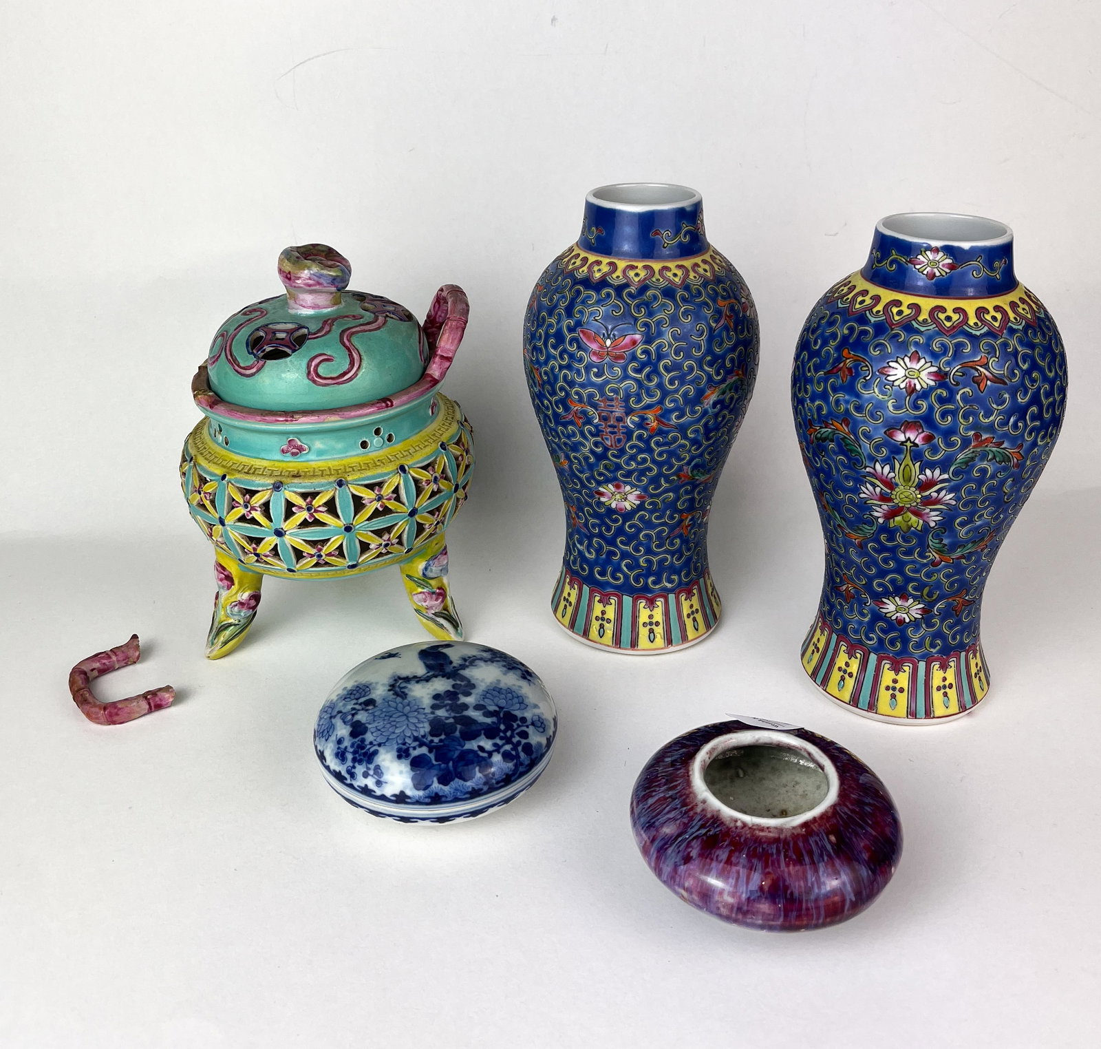 FIVE CHINESE PORCELAIN ITEMS INCLUDING A SMALL BLUE AND WHITE COVERED BOX, ETC, 19-20TH CENTURY (1 of 1)