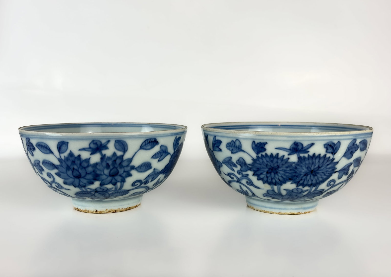 A PAIR OF BLUE AND WHITE BOWLS, LATE MING DYNASTY: A PAIR OF BLUE AND WHITE BOWLS, LATE MING DYNASTY WANLI MARKS EACH 7 CM HIGH EACH 14.5 CM IN BASE DIAMETER GOOD CONDITION