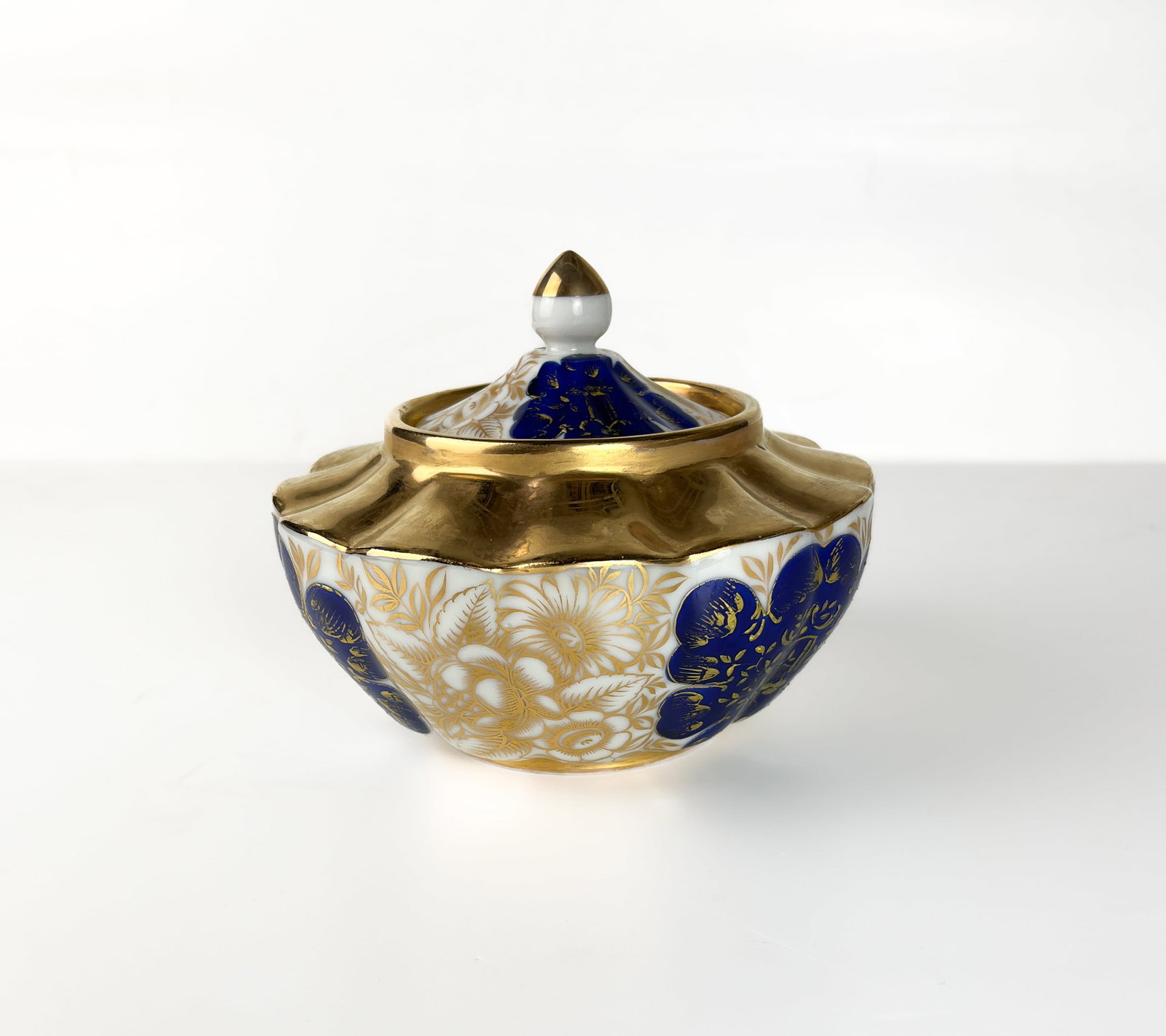 A RUSSIAN PORCELAIN BONBONNIERE, SAFRONOV 19TH C: A RUSSIAN PORCELAIN BONBONNIERE, SAFRONOV 19TH C 13 CM HIGH 15 CM WIDE GOOD CONDTION
