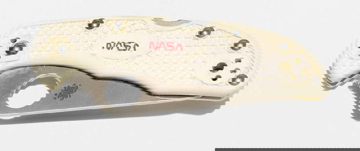 Spyderco x Tom Sachs “NASA?? Knife – Limited Edition Folding Blade (2007): Spyderco x Tom Sachs NASA Folding Knife – 2007 Collaboration A highly collectible Spyderco folding knife from the 2007 collaboration with artist Tom Sachs. Features white textured scales with the ic