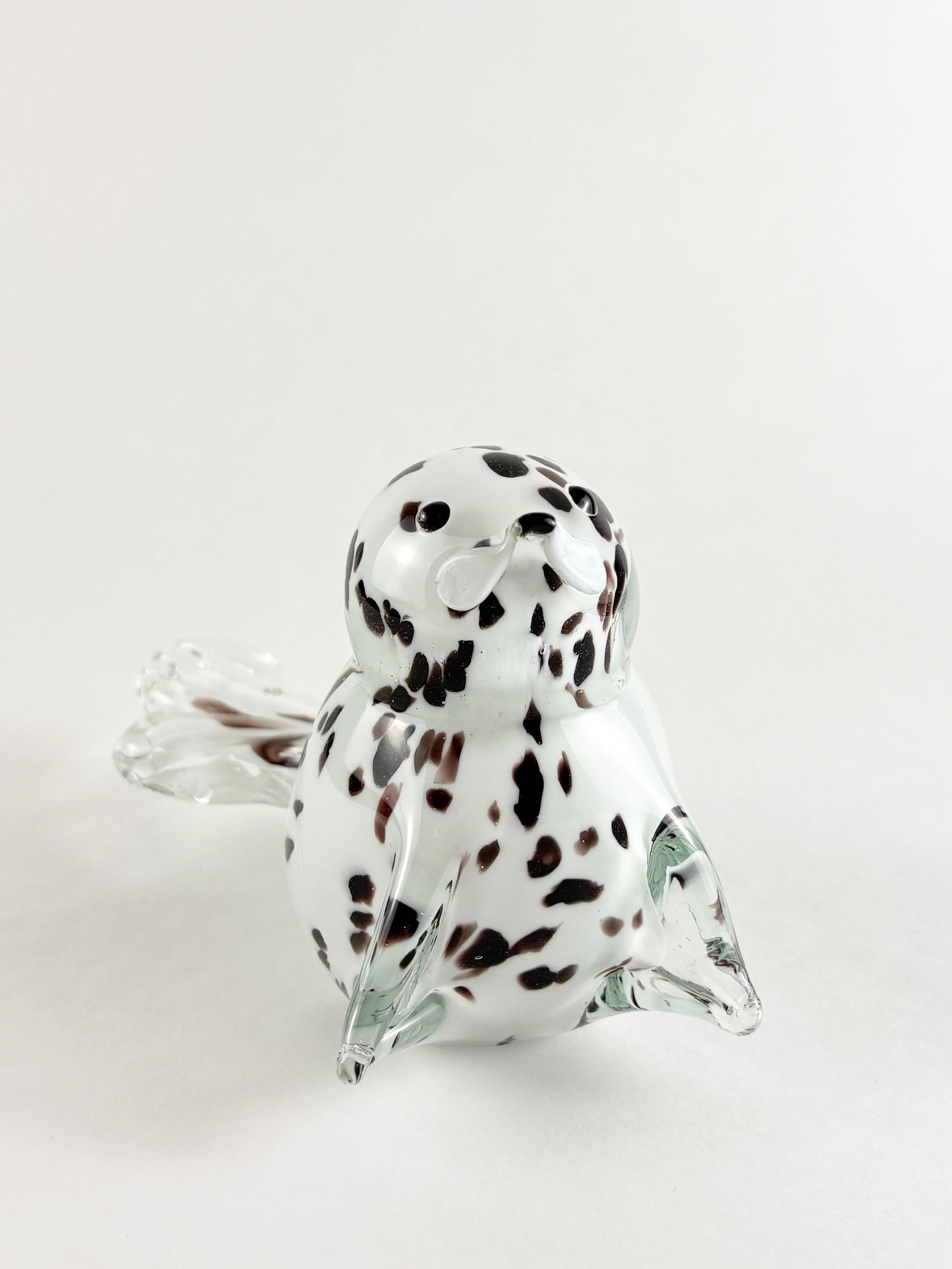 Art Glass Seal: 2) HTML DESCRIPTIONArt Glass Seal, Glass Seal Glass Height: 6 inches A decorative art glass seal with spotted detailing and applied fins.