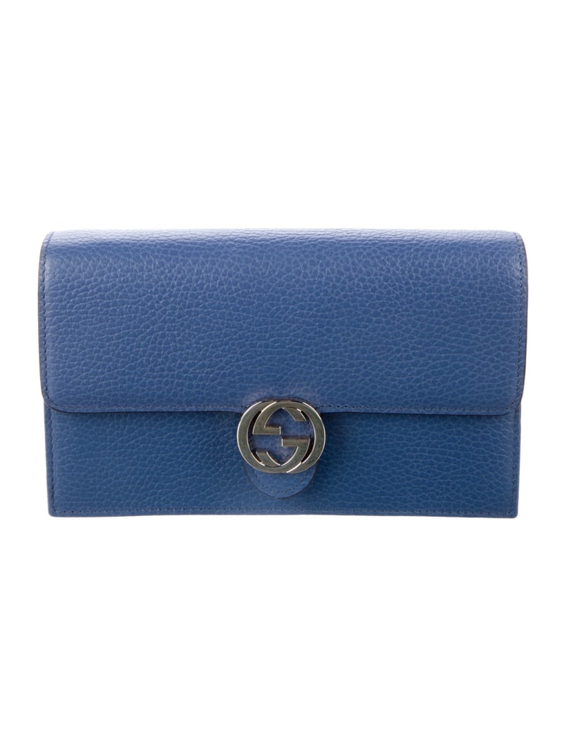 Gucci Blue Calfskin Interlocking G Clutch: Condition is excellent, pre-owned. Details: gucci clutch, blue calfskin, interlocking g logo, gold-tone hardware, chain-link shoulder strap, leather lining, single interior pocket with card slots, sna