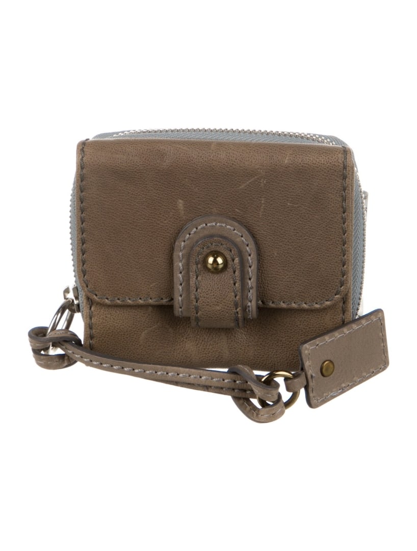 Chloe Brown Leather Multitonal Hdw Wallet: Condition is very good, pre-owned. Details: brown leather, multitonal hardware, single exterior pocket, canvas lining & three interior pockets with card slots, exposed zip & snap closures, includes bo
