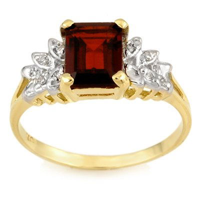 Genuin 2.37ctw Diamond & Garnet Ring Yellow Gold: Lot no.: 1811 GENUINE 2.37 ctw DIAMOND & GARNET LADIES RING IN 10K YELLOW GOLDGEMSTONE: 1 EMERALD CUT GARNET 2.25 ctwDIAMOND: 12 ROUND CUT 0.12 ctwCLARITY: SI2-I1COLOR: H-KGOLD WEIGHT: APPROXIMATELY 2