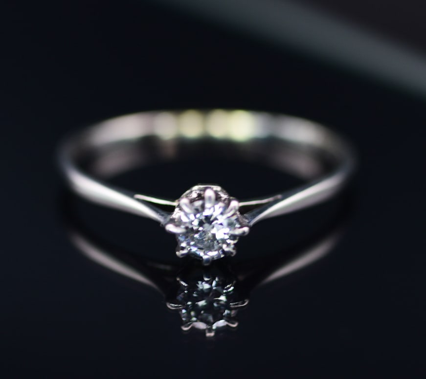 Platinum Gold Solitaire Diamond Ring 18ct PT, Diamond 0.25 Size P, 1.4g: Platinum Gold Solitaire Diamond Ring 18ct PT, Diamond 0.25 Size P, 1.4g A round brilliant-cut in diamond in a claw setting, stamped '18CT PT'. Estimated diamond weight 0.25 carat, ring size P, 1.4