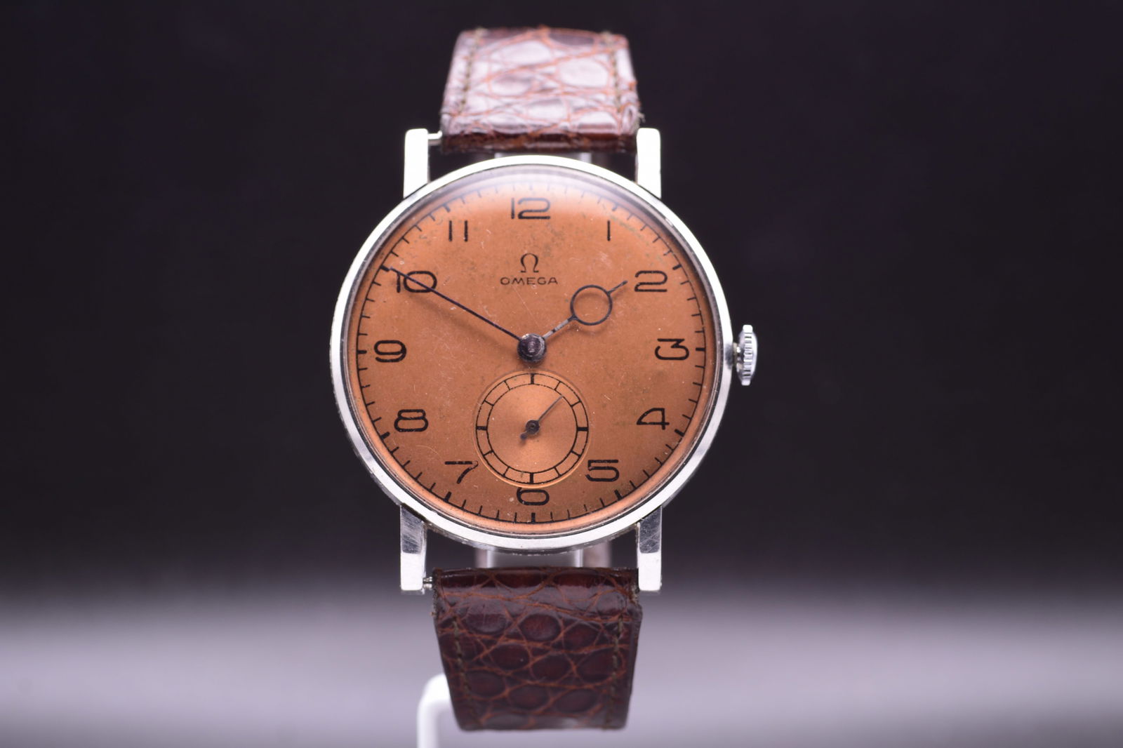 Omega "Jumbo" Watch with Original Salmon Dial Pontif Hands, Ref 2186, C.1942: Omega "Jumbo" Watch with Original Salmon Dial Pontif Hands, Ref 2186, C.1942 This exceptional vintage Omega wristwatch, reference 2186, dating from c.1942 features a striking original "salmon" or copp