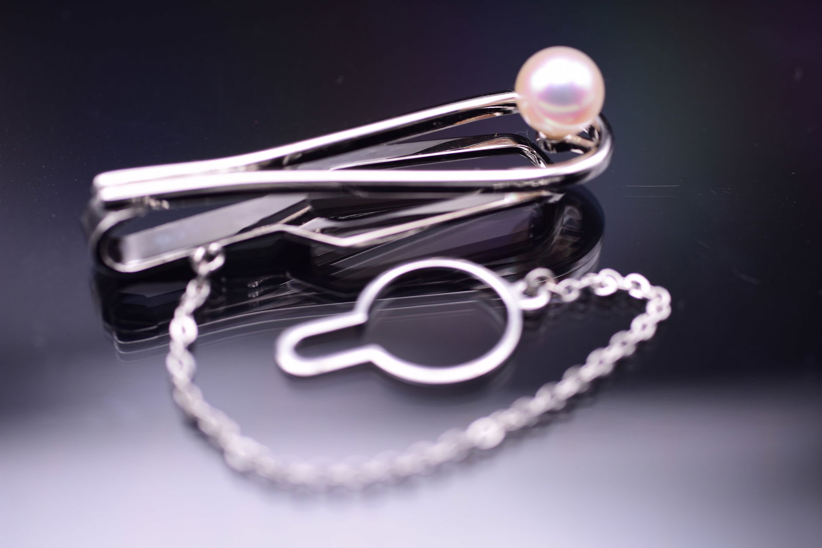 Mikimoto Sterling Silver 4.7g Atomic Design Tie Clip featuring an Akoya Pearl: Mikimoto Sterling Silver 4.7g Atomic Design Tie Clip featuring an Akoya Pearl An exquisite example of Mid-Century Japanese craftsmanship, this vintage Mikimoto tie bar is meticulously crafted in sterl